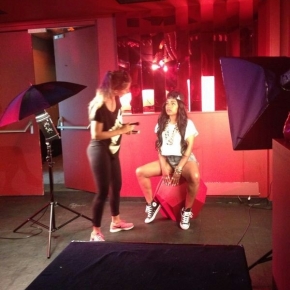 Xelly werkt de make-up van Aisha nog even bij